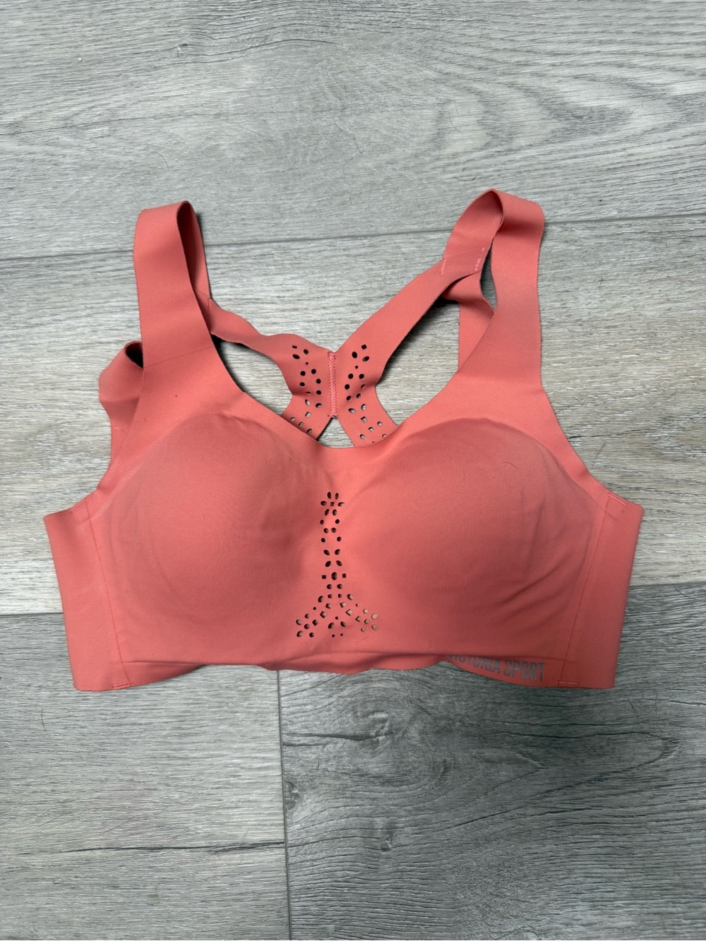 Victoria Sport Seamless High-Support Sports Bra in Coral with Breathable Back